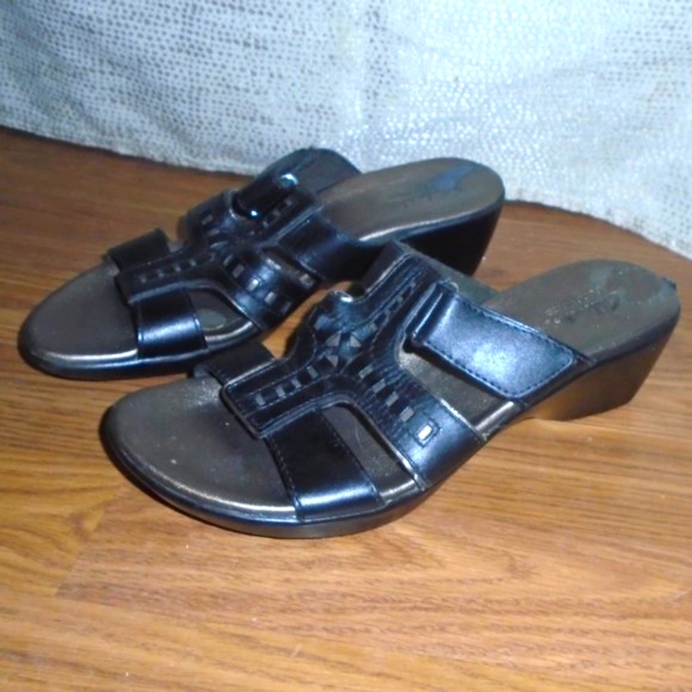 3/$20 Clarks bendables black sandals 7M